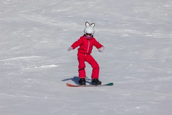 Snowboarding dziewczyna na zboczu góry — Zdjęcie stockowe