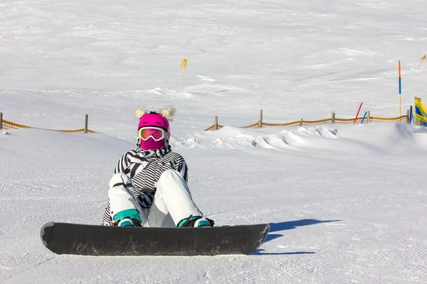 Snowboarding girl on the mountain slope — Stock Photo, Image