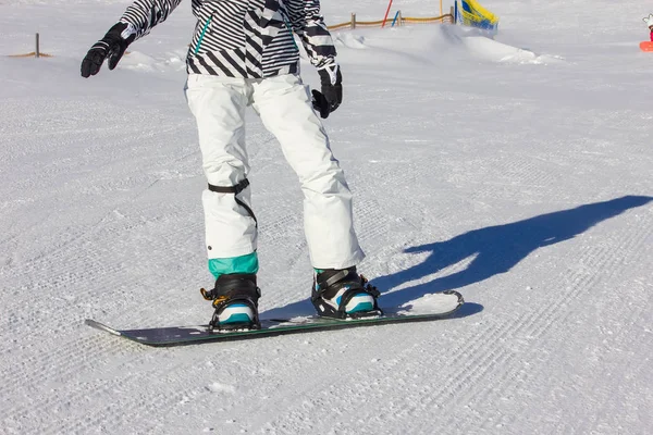 Snowboarding girl on the mountain slope — Stock Photo, Image