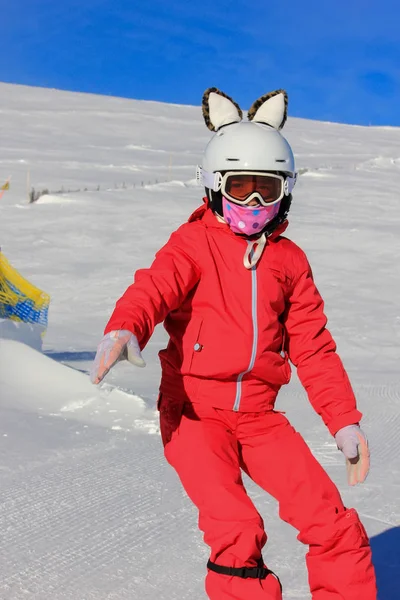 Snowboard fille sur la pente de montagne — Photo