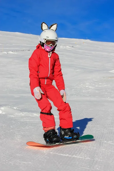 Snowboarding κορίτσι στην πλαγιά του βουνού — Φωτογραφία Αρχείου