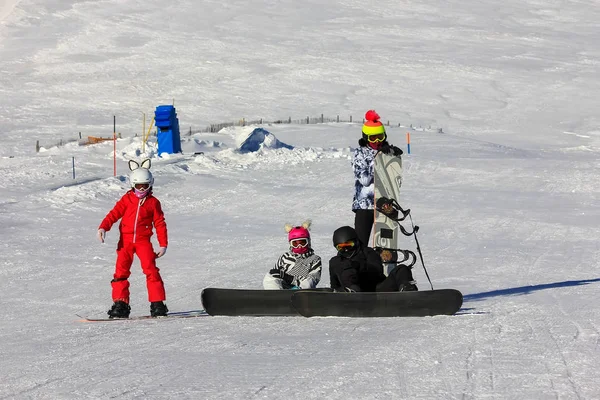 Snowboarding menina na encosta da montanha — Fotografia de Stock