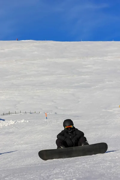 Snowboarding girl on the mountain slope — ストック写真