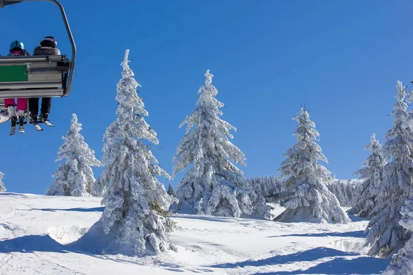 Stolslyft i snöiga vinterlandskap — Stockfoto