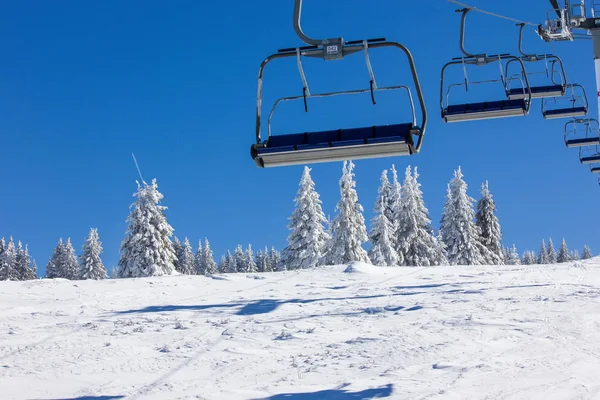 Sessellift in verschneiter Winterlandschaft — Stockfoto