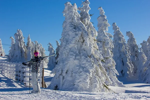 Mädchen mit Ski am Berg — Stockfoto