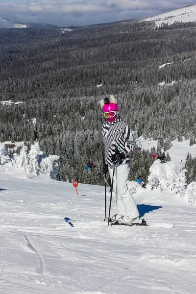 Mädchen mit Ski am Berg — Stockfoto
