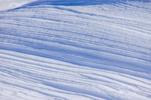 Заморожені лінії на снігу — стокове фото