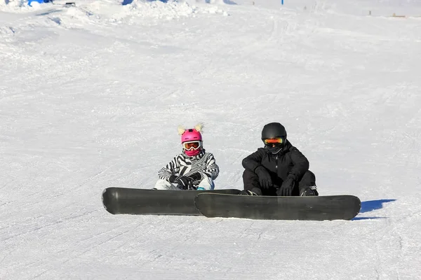 Snowboardflicka i bergssluttningen — Stockfoto