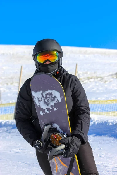 Snowboarding girl on the mountain slope — Stock Photo, Image