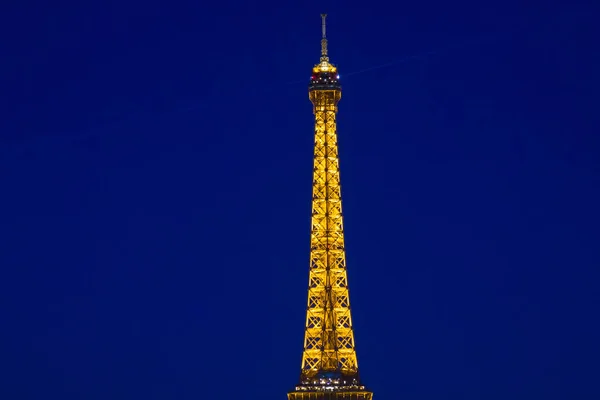 Eiffelturm in Paris bei Nacht — Stockfoto