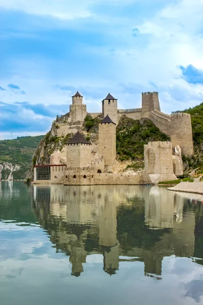 Obnovený středověký hrad Golubac v rokli Djerdap v Srbsku — Stock fotografie