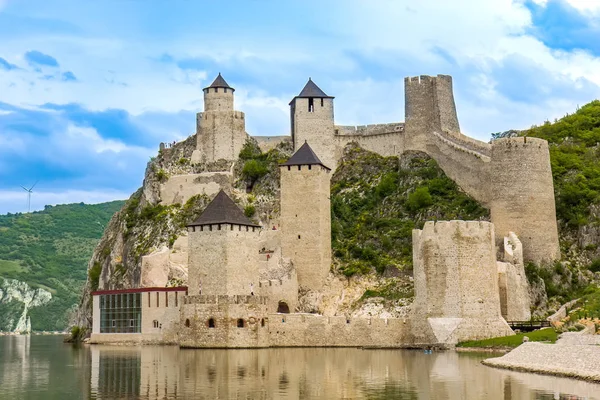 Obnovený středověký hrad Golubac v rokli Djerdap v Srbsku Royalty Free Stock Fotografie