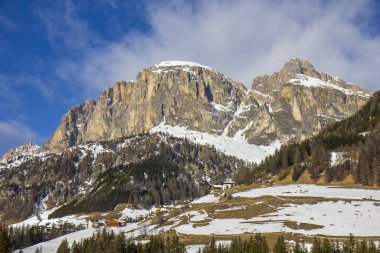 Güney Tyrol 'daki evler, Alta Badia, İtalya