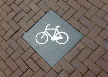 Amsterdam 'da kaldırımda bisiklet tabelası