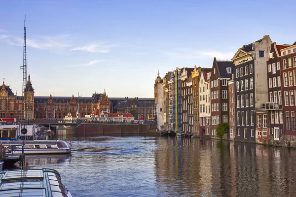 アムステルダムの運河と家の眺め — ストック写真