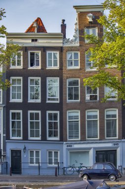 Amsterdam 'da nehir kıyısında bir bina