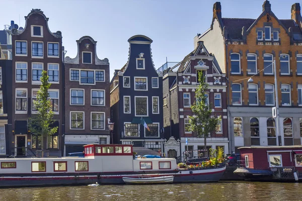 アムステルダムの川沿いの建物 — ストック写真