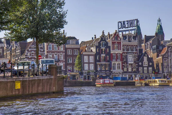 アムステルダムの川に船 — ストック写真
