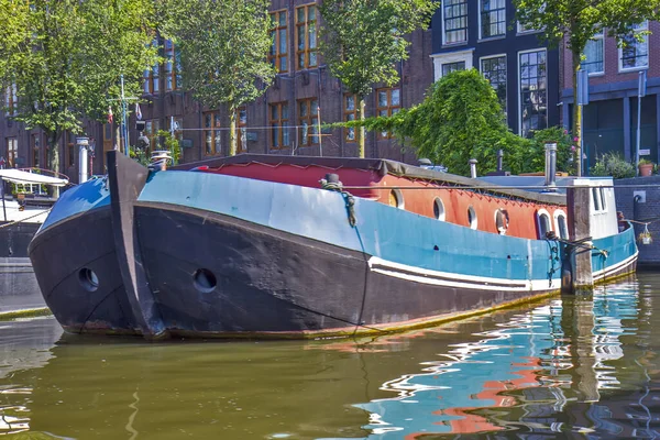 アムステルダムの川に船 — ストック写真