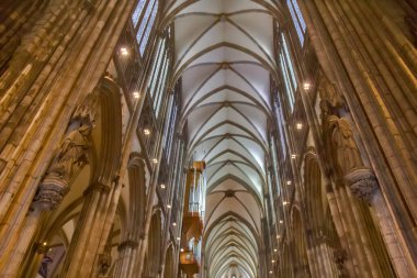 Köln, Almanya 'daki Aziz Peter Katedrali' nin içinde.