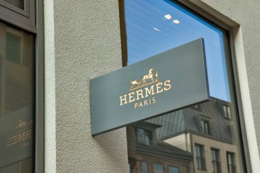 Almanya 'nın Köln kentindeki mağazada Hermes imzası var.