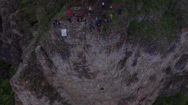 Saltadores de base com falésias altas acima do rio. As Montanhas Urais. Tiroteio do ar — Vídeo de Stock