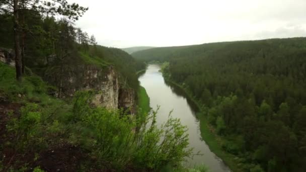 Langs de rivier en klif en bossen op Oeral — Stockvideo