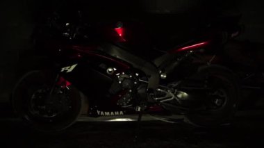 Genç erkek motorcu silueti bir motosiklet garaj alır..