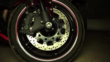 Genç erkek motorcu silueti bir motosiklet garaj alır..