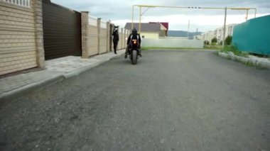 Nha Trang, Khanh Hoa Vietnam - 29 Haziran 2016: scooter sürücüler tropikal şehir sokak boyunca yolcu yanında tatlı küçük dükkanlar insanlar Bisiklet 29 Haziran Nha trang içinde evler