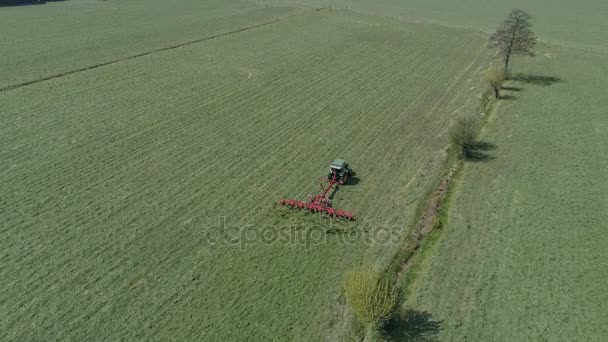 Antenn skott av jordbruket maskin skaka gräs, D-log — Stockvideo