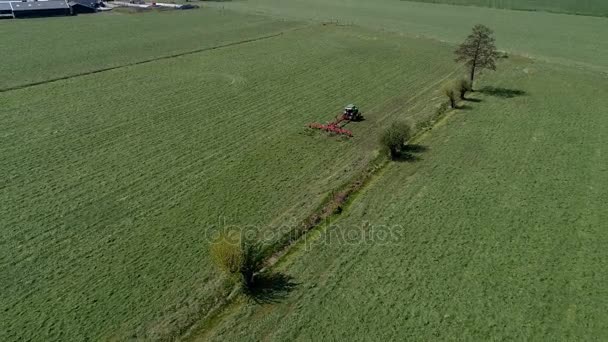 農業機械の空中ショットを振る草 — ストック動画