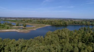 Ijssel River Hollandalı peyzaj üzerinde uçmak