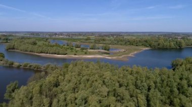 Ijssel River Hollandalı peyzaj üzerinde uçmak