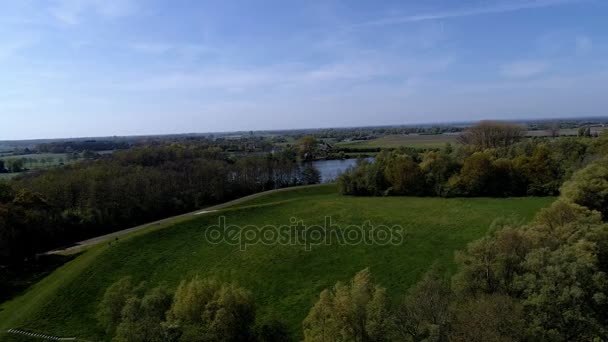 Vliegen over Nederlandse landschap aan de rivier de Ijssel — Stockvideo