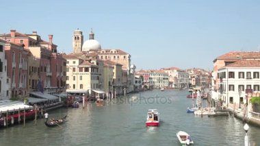 Köprüsü'nden geçerek tekneler ile kanal 