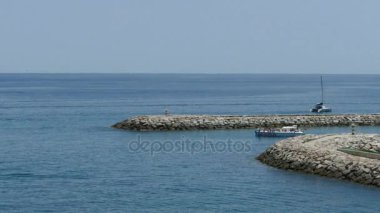 Tekne bırakarak marina