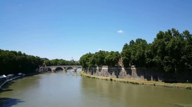 Tiber Nehri üzerinde göster 