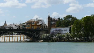 Müze binası ve kanalın geçen Kano 