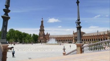 Antrenör ve Plaza De Espana insanlar