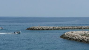 Marinada yelkenli tekne