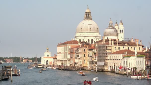 Движение по каналам вблизи базилики в Венеции — стоковое видео