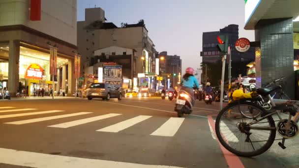 Lalu lintas di jalan Tamsui — Stok Video