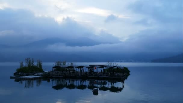 Bateau flottant île — Video