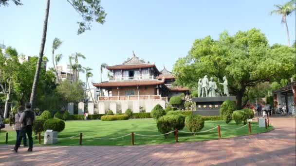 Torre Chihkan con los turistas a pie — Vídeos de Stock