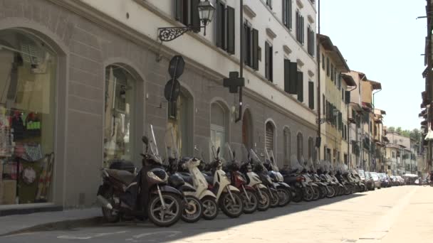 Vespa scooters em linha na rua — Vídeo de Stock