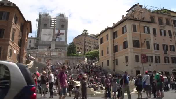 Les gens assis sur les marches espagnoles — Video