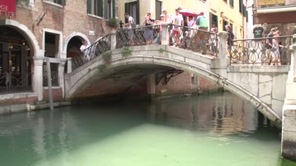 Jembatan yang ramai di seberang kanal Venesia — Stok Video