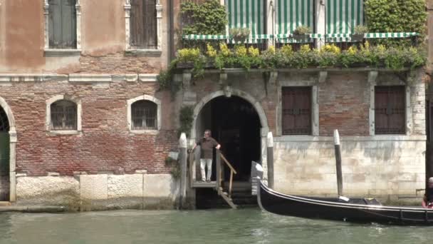 Tradicional góndola veneciana pasando por — Vídeos de Stock